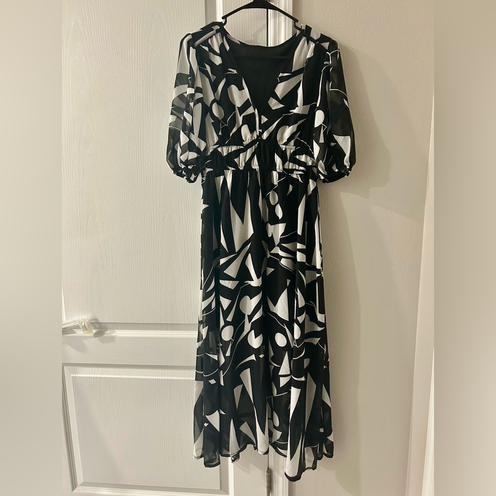 NWT Women’s Black and White Geometric Print Dress Size Medium